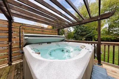 Gallery image of Charming 3-Bed House with Hot Tub close to Downtown in Barrie