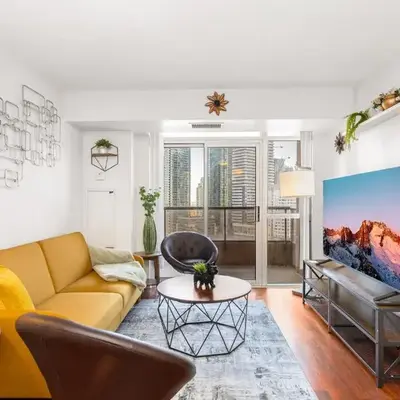 Luxe 3BR 2 Bath Condo Steps from Square one Mall