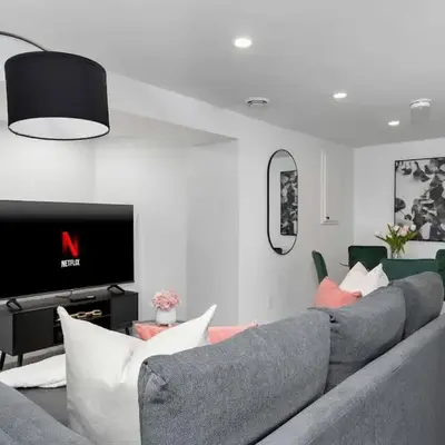 Modern 1-BR Condo with Parking in Downtown Toronto