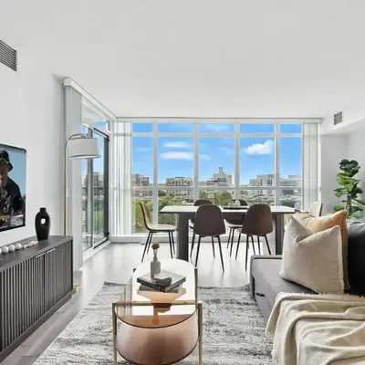 Modern 2BR Condo Stunning Views Walk Everywhere
