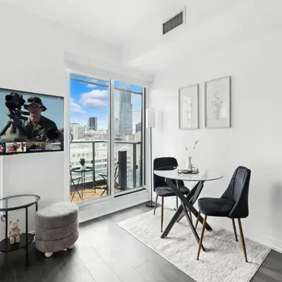 Chic DT TO Studio Getaway Perfect for Couples