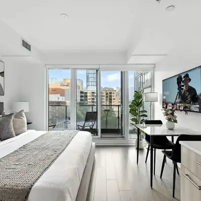 Luxe Downtown Studio Near Eaton Centre & Transit