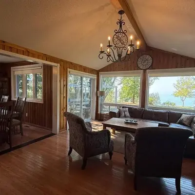 Red Brickhouse Lakefront Cottage