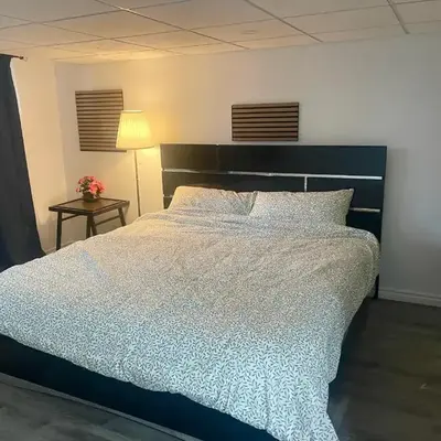 Modern & Cozy Basement Suite Lower Unit - 3 rooms -1 King bed - 2 Car Parking