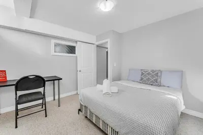 a bedroom with a bed and a desk with a chair at Cozy Home in Niagara 10 mins from Falls and Brock in Thorold