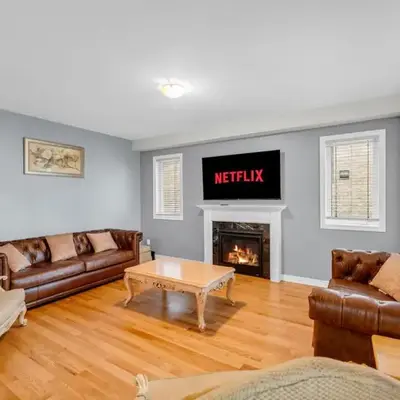 Bright and Stylish Family Home Near Niagara Falls