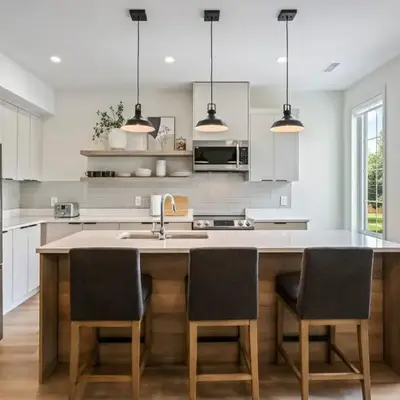 2 Brdm Modern Brand New Niagara Apt up to 6 ppl