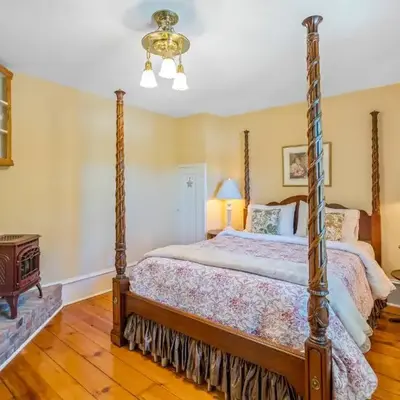 Hot Tub | Heart of Old Town NOTL | 2 Guests