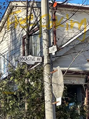 a street sign on a pole in front of a house at park inn in Toronto