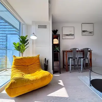 DT Cozy 1B1B with Den near UofT and Bay St