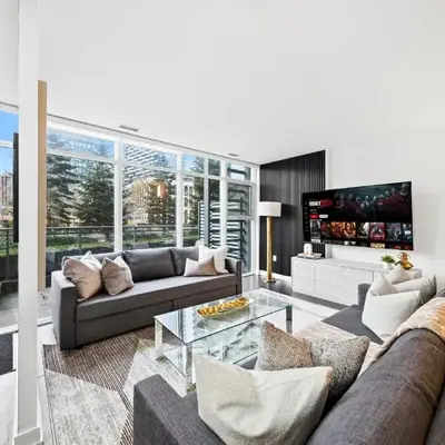 Luxury 4BR Home Sleeps 14 with Parking