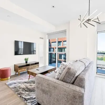 Exquisite 3BR with Den & Complimentary Parking