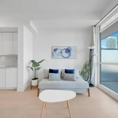 Tranquil Lakeside Suite Toronto
