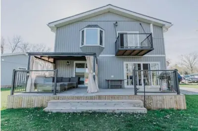 a house with a porch and a balcony at Riverview Cottage Escape in Frankford