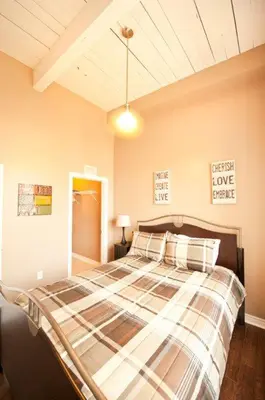 a bedroom with a large bed in a room at SUPERIOR 2 in Niagara Falls