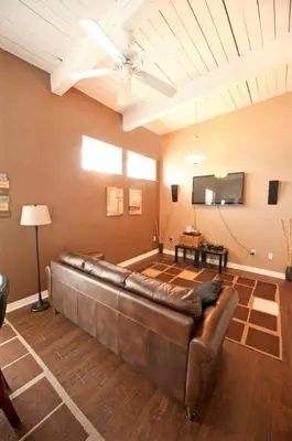 a leather couch in a living room with a ceiling at SUPERIOR 2 in Niagara Falls