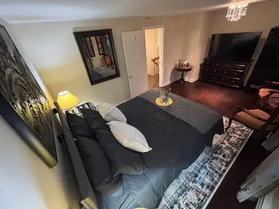 an aerial view of a bedroom with a bed at Vintage Pines Guest House in Niagara on the Lake