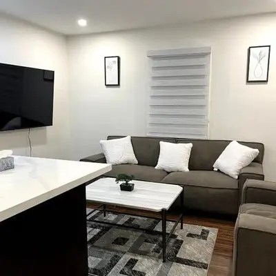 Cozy 2-Bed with Kitchen and Patio in Midtown Toronto