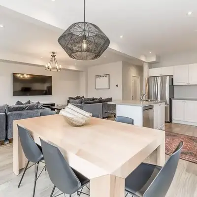 Modern Luxury Townhome Walk to Blue Shuttle