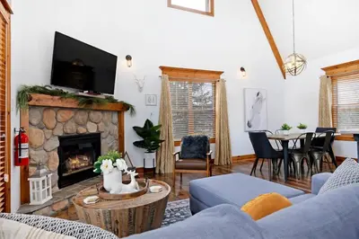 Gallery image of Highlands Lodge & Loft - Shuttle to the Village in Blue Mountains