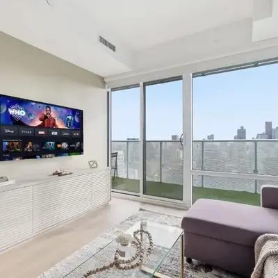 Cozy 1BR Suite Steps to Subway City Views