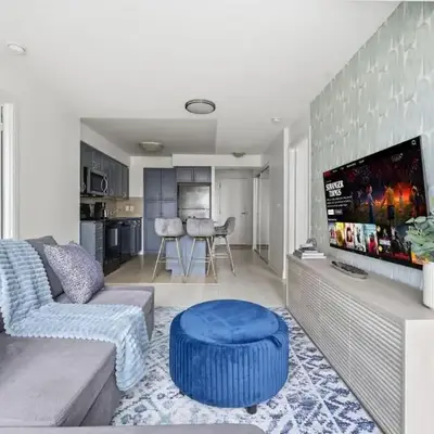 Designer 2BR - King Suite - Rare 2 Parking - YYZ