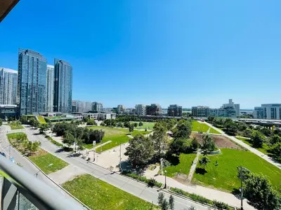 Gallery image of Vibrant City Stay 2BR Free parking & Wi-Fi in Toronto