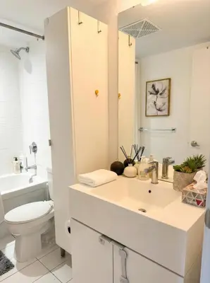 Gallery image of Vibrant City Stay 2BR Free parking & Wi-Fi in Toronto