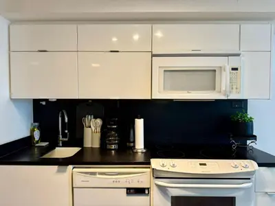 Gallery image of Vibrant City Stay 2BR Free parking & Wi-Fi in Toronto