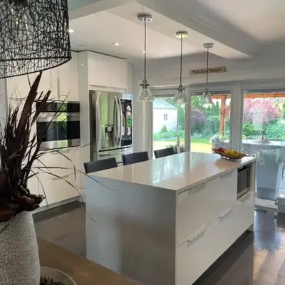 Beautiful Home with Hot tub by YYZ