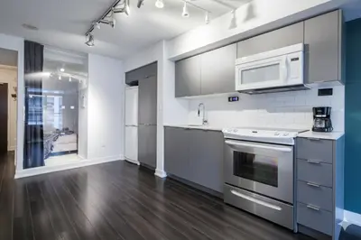 Gallery image of Stylish and Cozy 1BR plus Den Downtown with Free Parking in Toronto