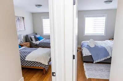 a small bedroom with two beds and a couch at Sauna, Hot Tub & Heated Pool Blue Mountain Getaway in Blue Mountains