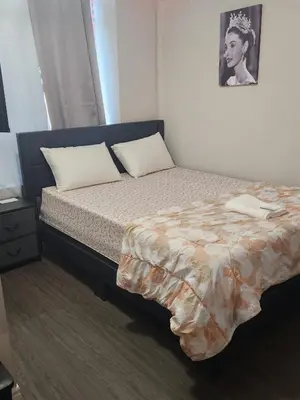 a bedroom with a bed with a queen sized bed sidx sidx sidx at Kanp version shared Apartments Toronto in Toronto