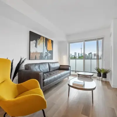 Executive 1BR & Office Condo - CN Tower & Toronto Skyline