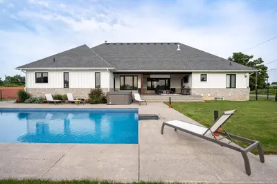 Gallery image of Farmhouse with Pool Hot Tub and Vineyards in Niagara on the Lake