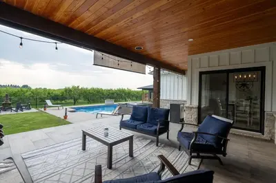 Gallery image of Farmhouse with Pool Hot Tub and Vineyards in Niagara on the Lake