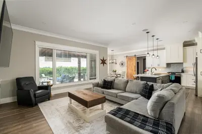 Gallery image of Farmhouse with Pool Hot Tub and Vineyards in Niagara on the Lake