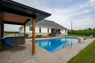 Gallery image of Farmhouse with Pool Hot Tub and Vineyards in Niagara on the Lake