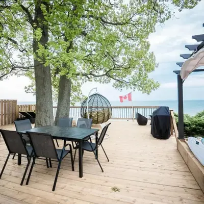 Beach Front Family Cottage Ping Pong & Karaoke