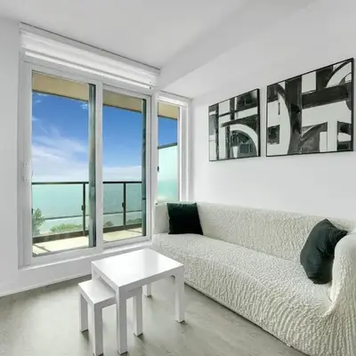 Beachside 2 Bedroom Suite with CN Tower