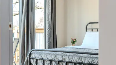 a bedroom with a bed and a window at Lakeview Willow Bay Cottages in Harwood in Harwood