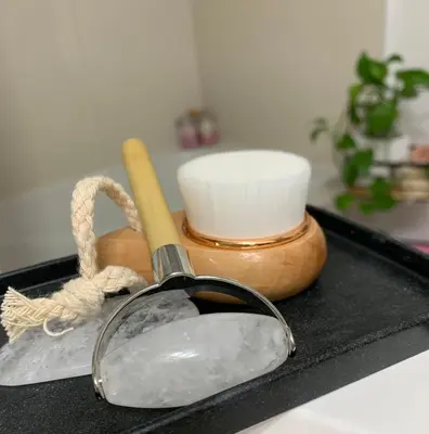 a black tray with a spoon and a mortar and pestle at Parkside Modern Retreat in Mississauga
