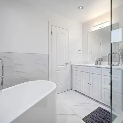 166 Main - Family Getaway 5BR Home with Backyard & Parking