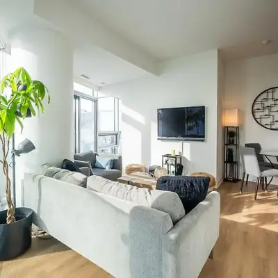 Stunning Lake and CN Tower View with 2BR 2BA Free Parking