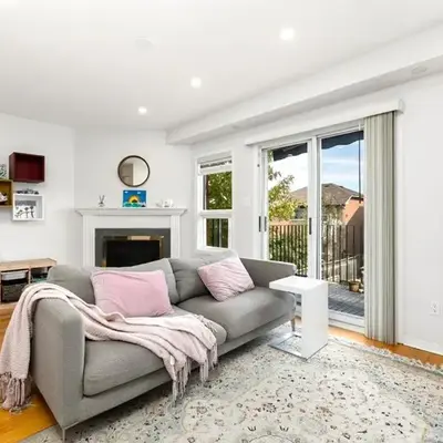 Bright 3BR Home in Richmond Hill free parking