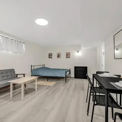 Large Studio Room No 1 in North York
