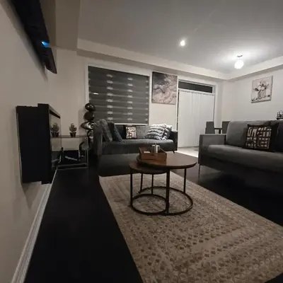 Elegant 3BR Kleinburg Townhouse Free Parking Wifi Full Kitchen Laundry Near Canadas Wonderland