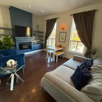 2 Bed Apartment in DT Toronto with Free Parking