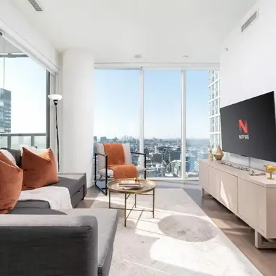 Modern 2BR in the Entertainment Hub with Parking