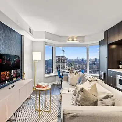 Sleek Yorkville King Suite Sleeps 5 DT